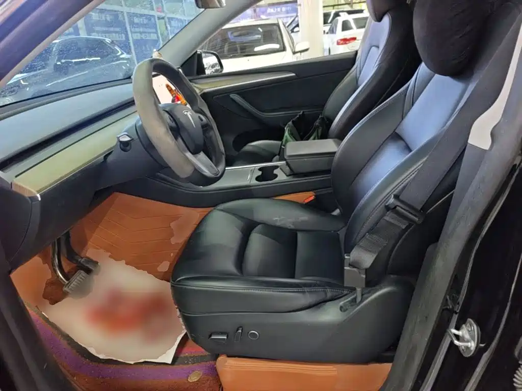 Tesla Model Y — миниатюра 15