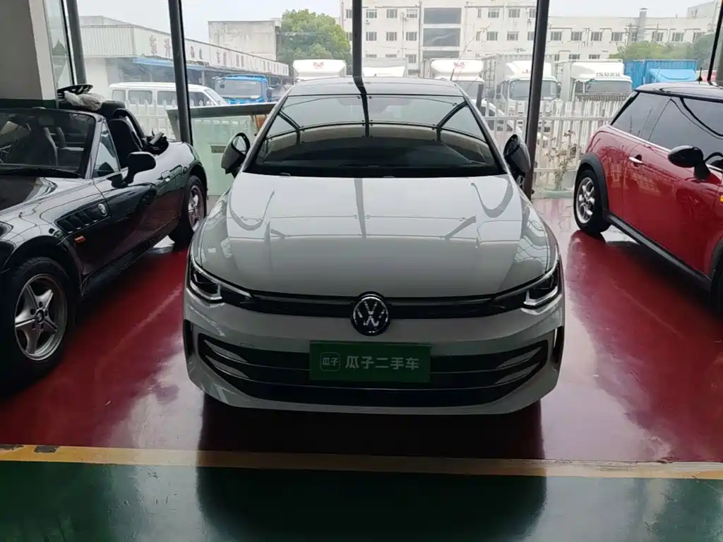 Volkswagen Golf 2025 300TSI Pro