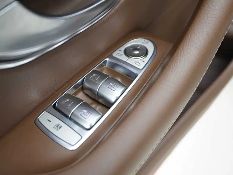 Mercedes-Benz E-Class — миниатюра 8