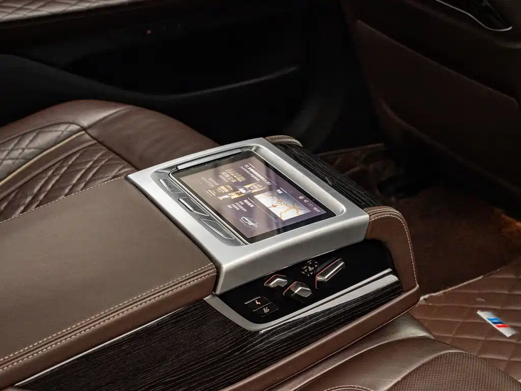 BMW 7 Series — миниатюра 10