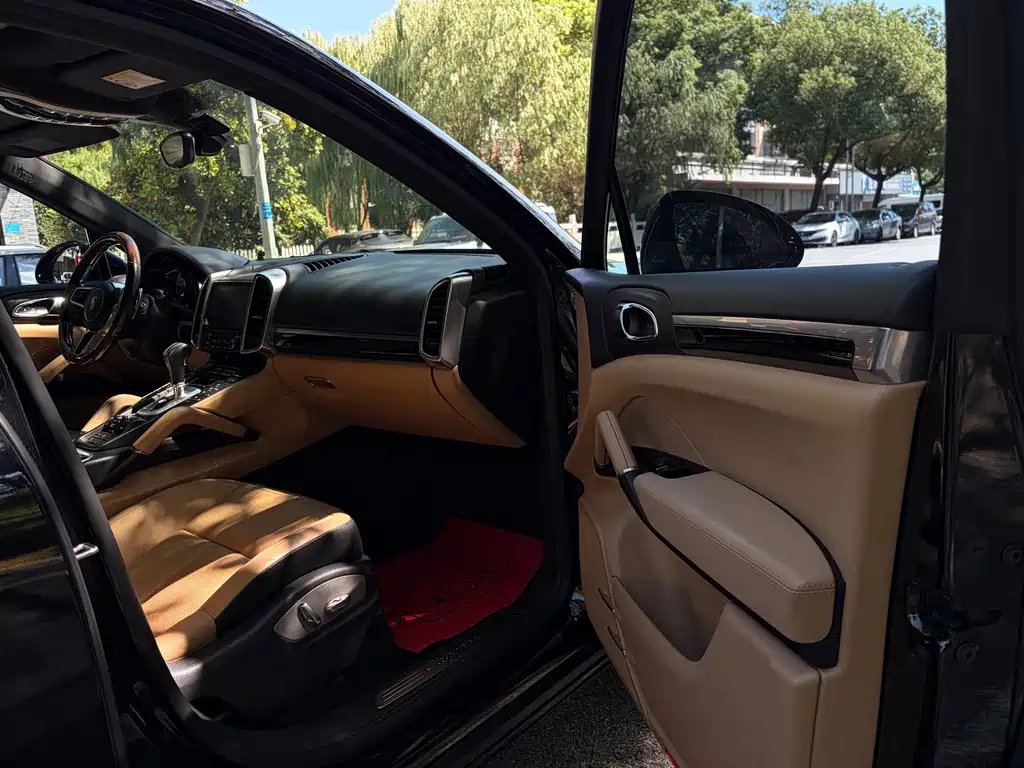 Porsche Cayenne — миниатюра 5