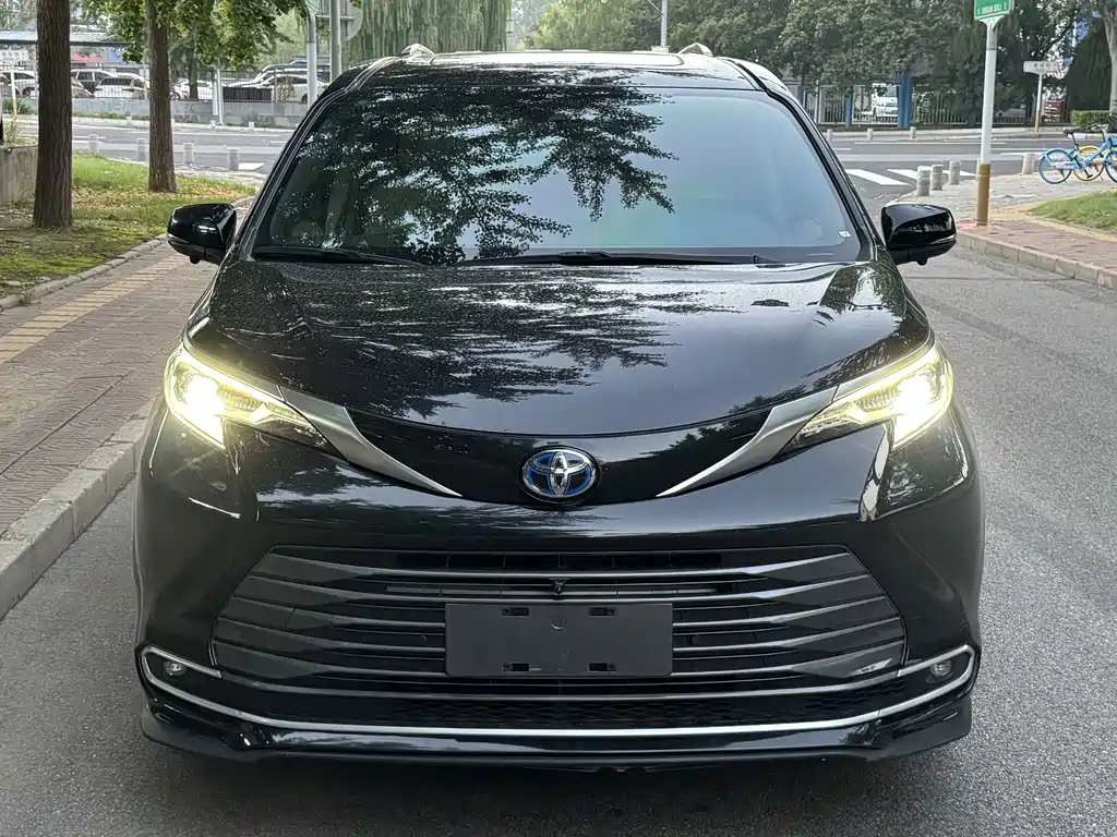Toyota Sienna — миниатюра 2