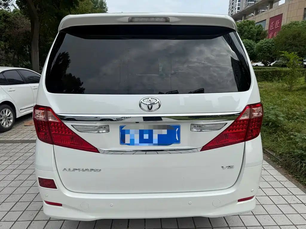 Toyota Alphard — миниатюра 2