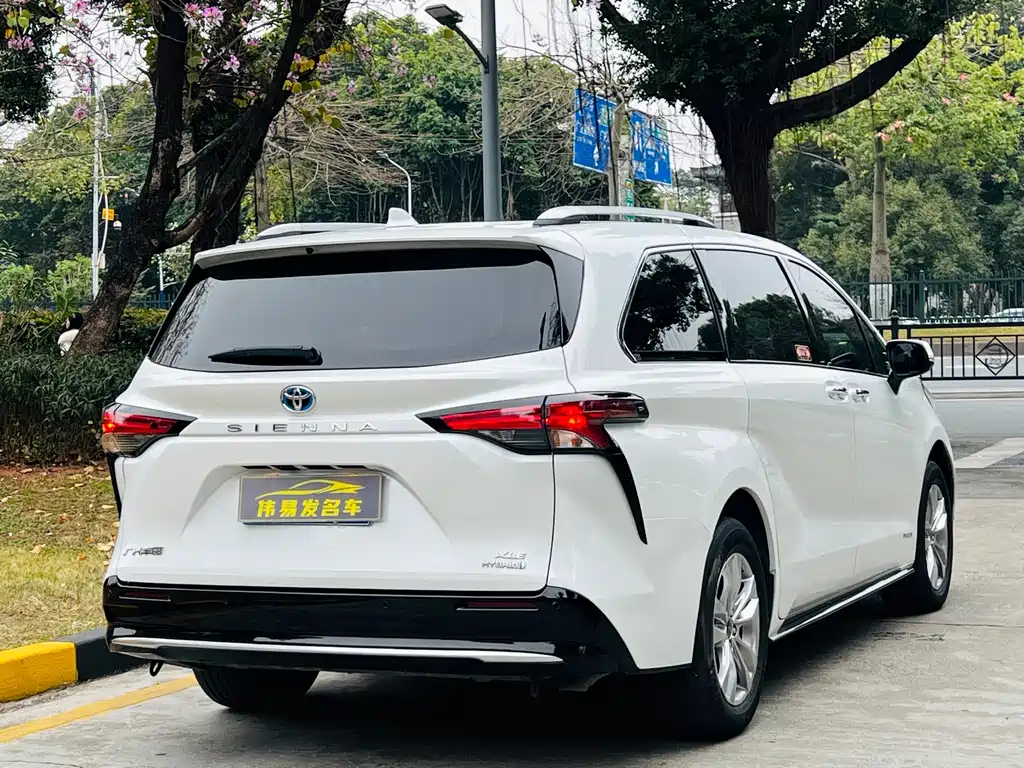Toyota Sienna — миниатюра 4