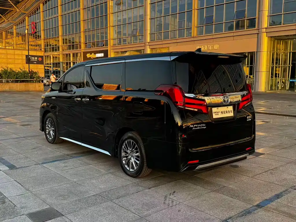 Toyota Alphard — миниатюра 4