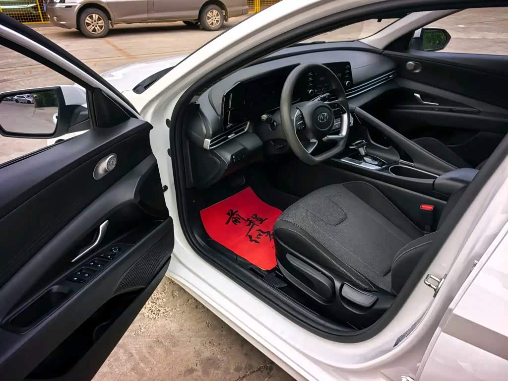 Hyundai Elantra 1.5 л 2023 г. Белый, пробег 40000 км