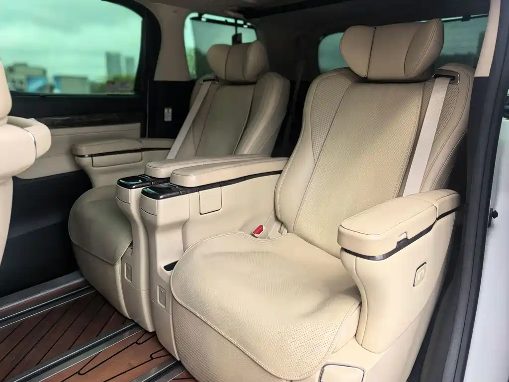 Toyota Alphard — миниатюра 11