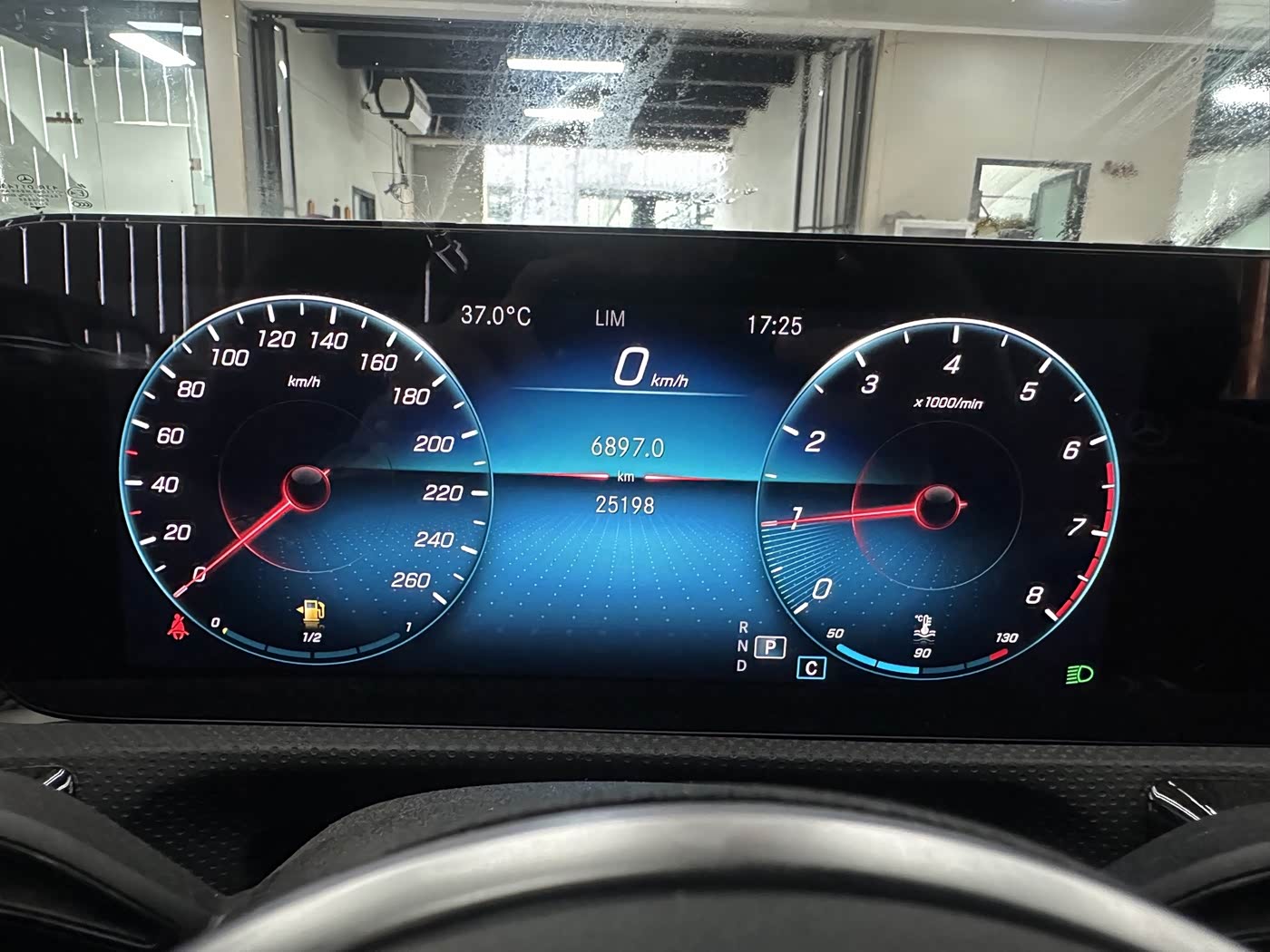 Mercedes-Benz A-Class 1.3 л 2022 г. Белый, пробег 25000 км