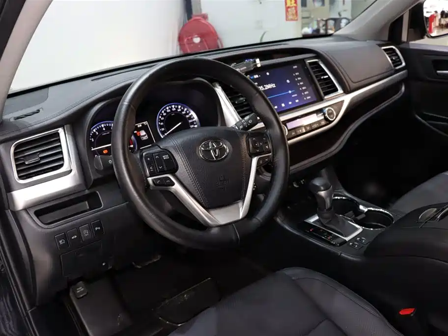 Toyota Highlander 2021 2.0T Luxury 7 мест