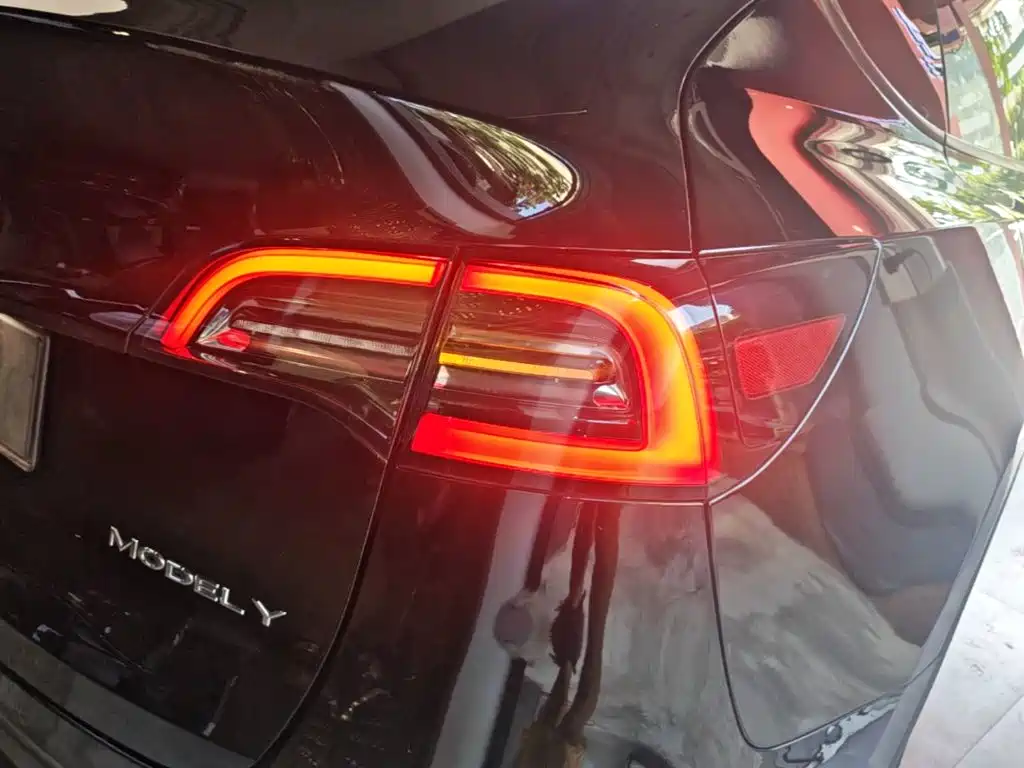 Tesla Model Y — миниатюра 8