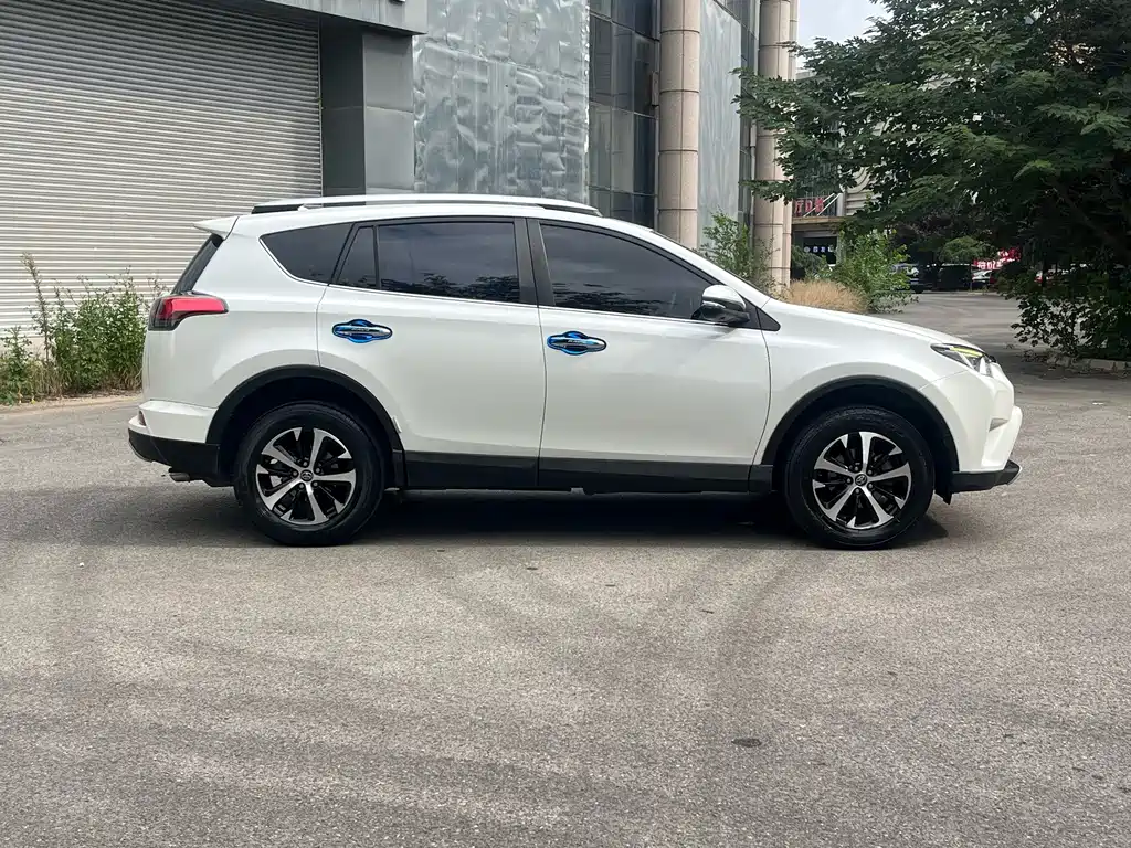 Toyota RAV4 — миниатюра 7