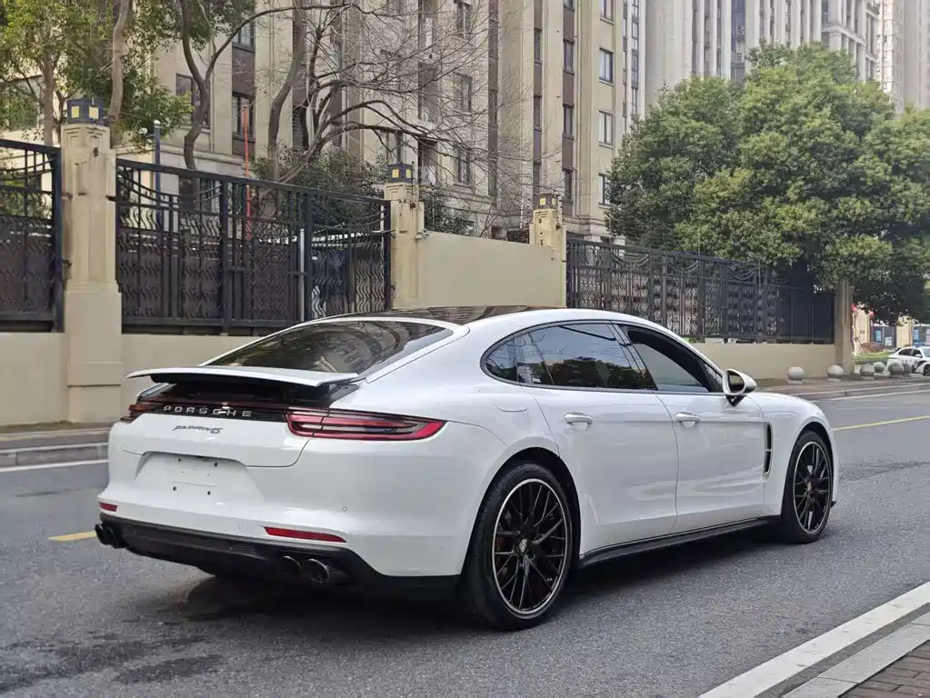 PORSCHE PANAMERA