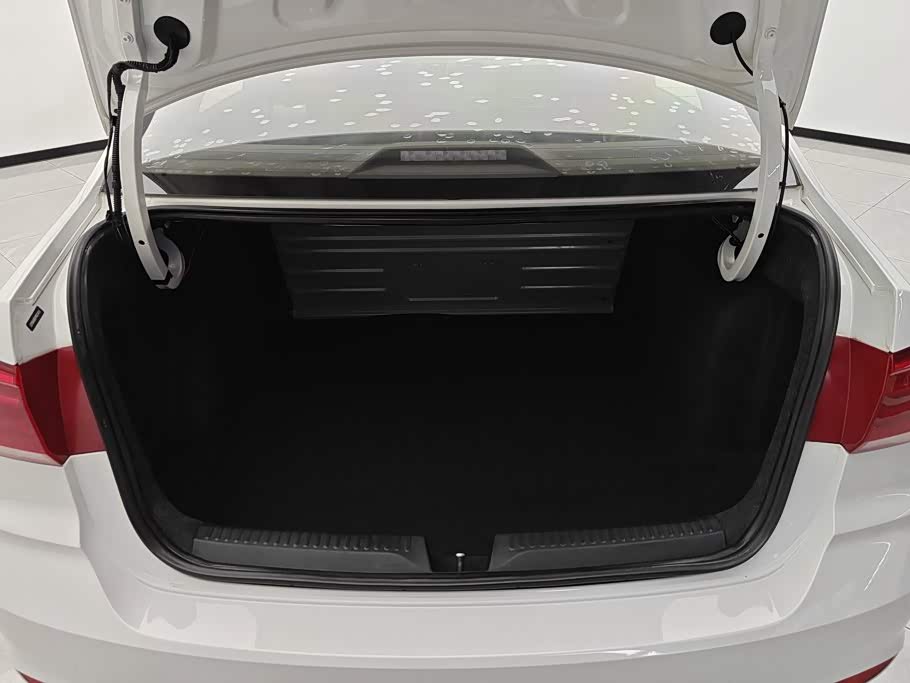 Volkswagen Santana 1.5 л 2023 г. Белый, пробег 49400 км