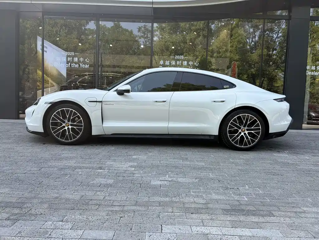 Porsche Taycan — миниатюра 3