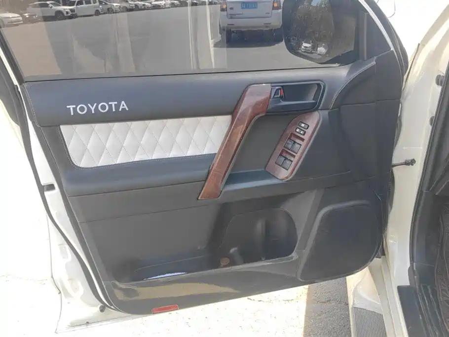 Toyota Land Cruiser Prado 2017 2.7L AT