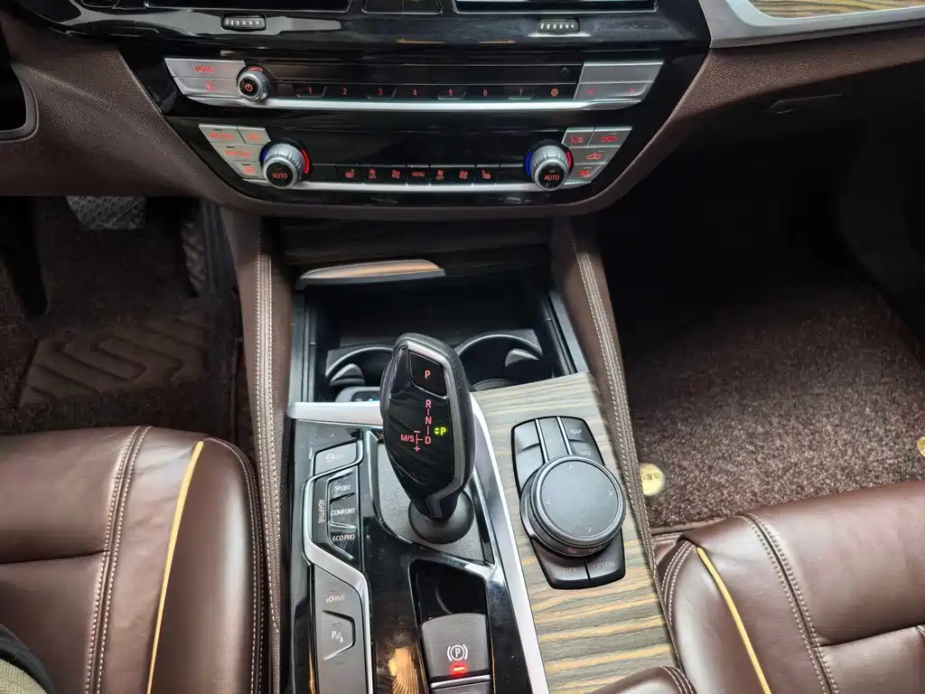 BMW 5 Series New Energy — миниатюра 10