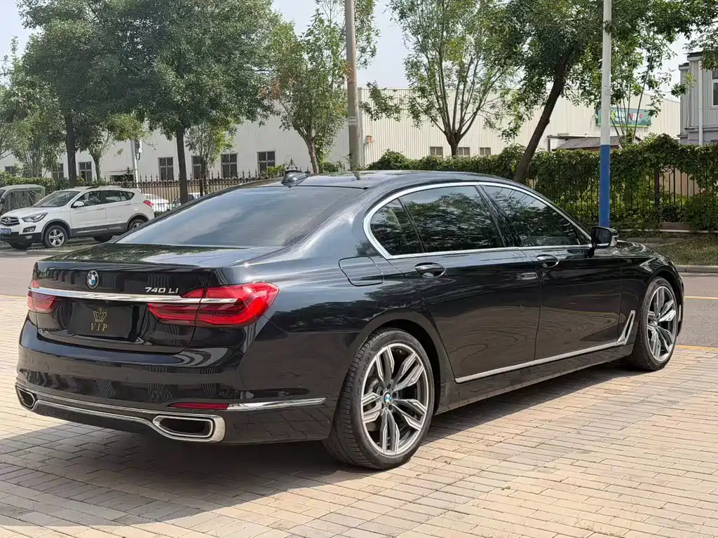 BMW 7 Series — миниатюра 9