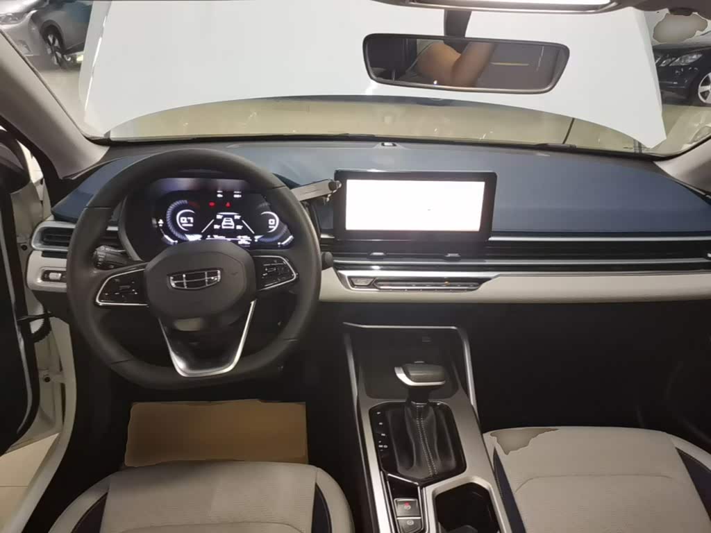 Geely Emgrand 1.5 л 2022 г. Белый, пробег 35700 км