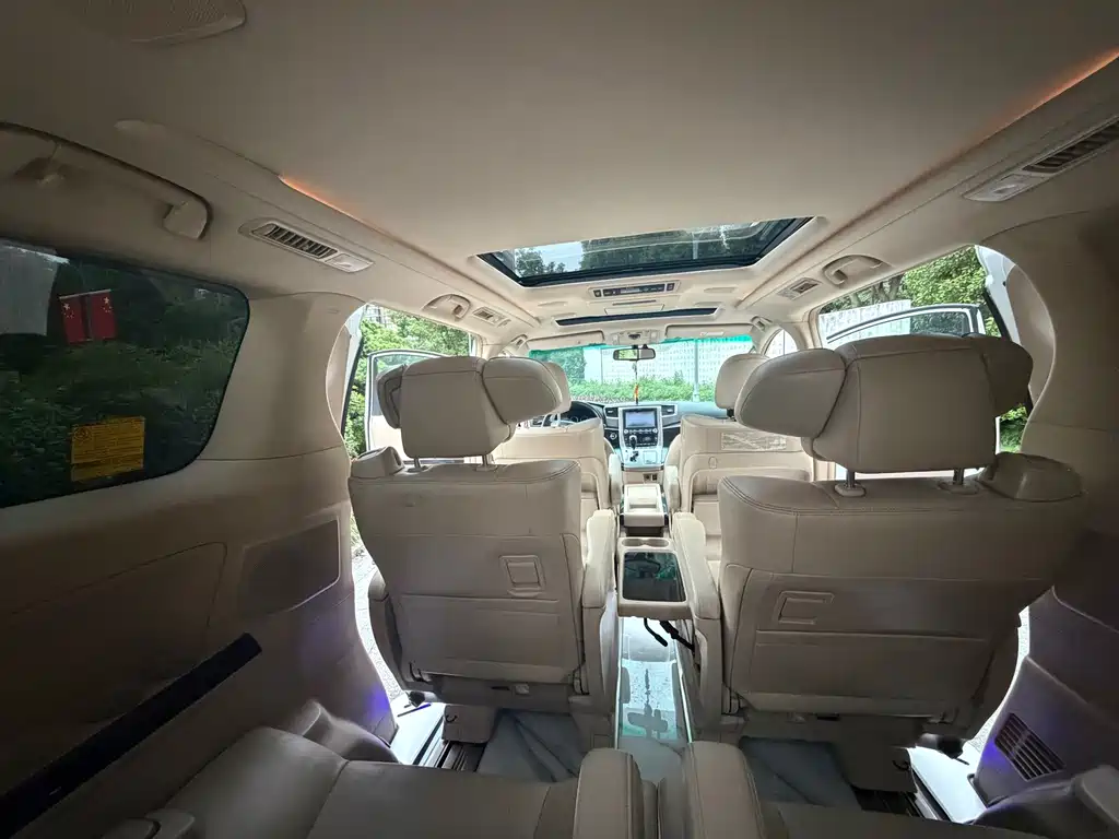 Toyota Alphard — миниатюра 12