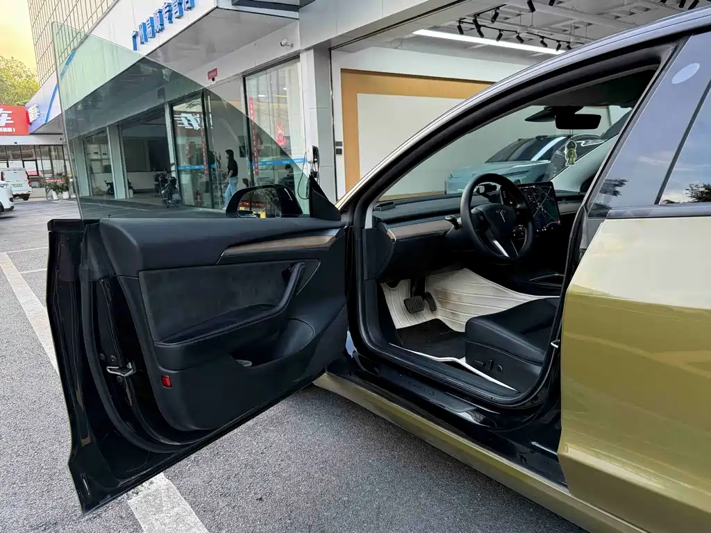 Tesla Model 3 — миниатюра 10