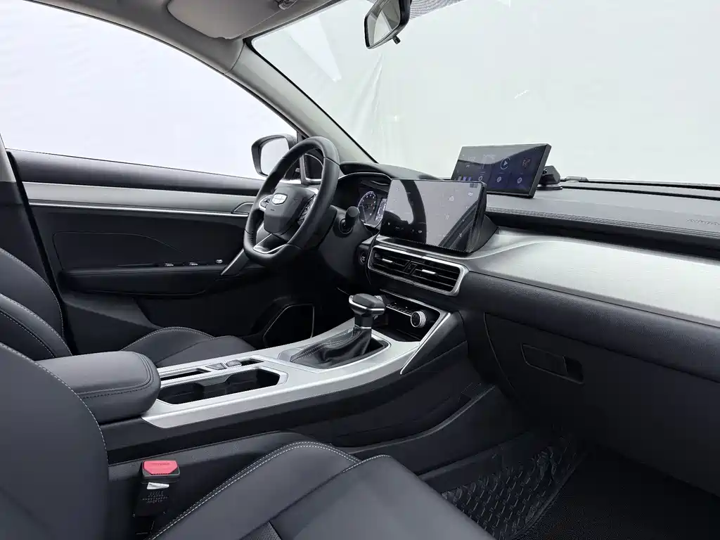 Geely Binyue — миниатюра 8
