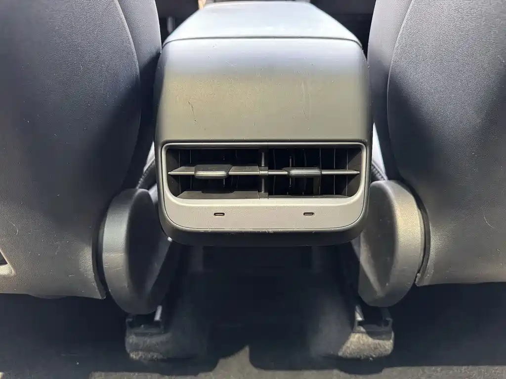 Tesla Model Y — миниатюра 16