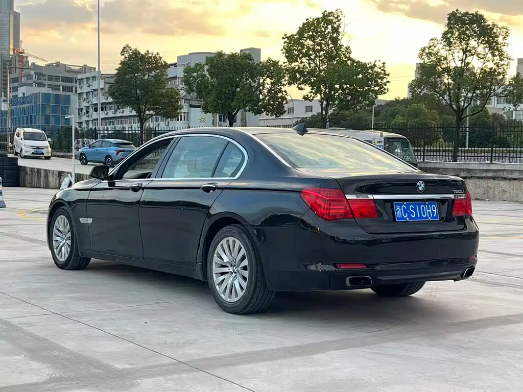 BMW 7 Series — миниатюра 5