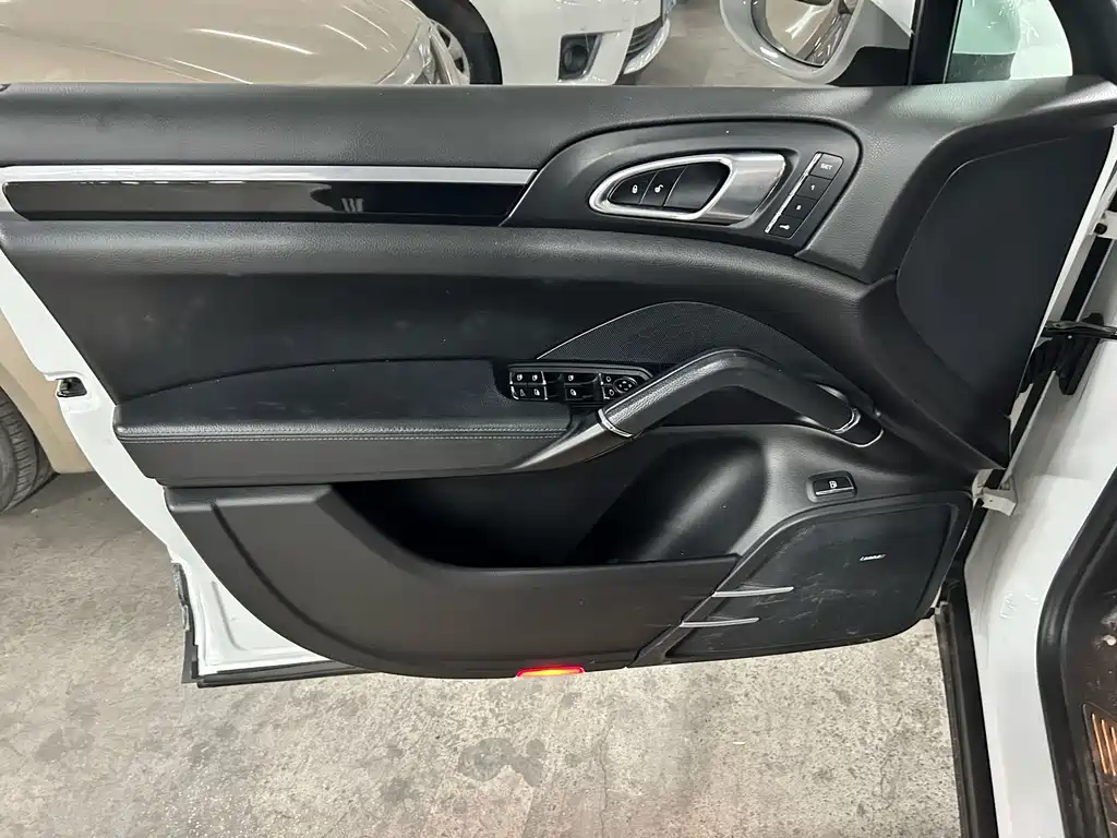 Porsche Cayenne Hybrid — миниатюра 10
