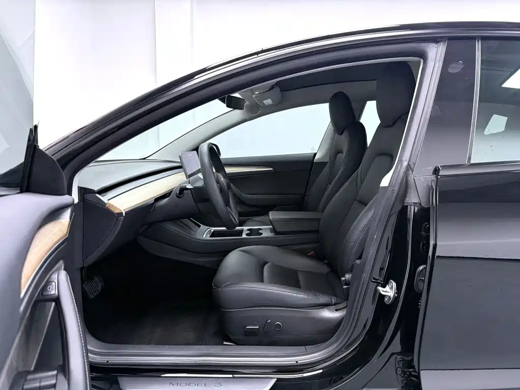 Tesla Model 3 — миниатюра 5
