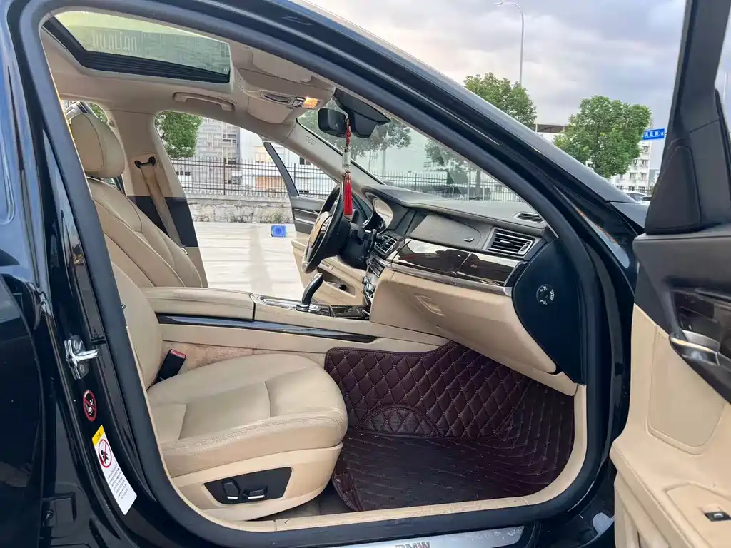 BMW 7 Series — миниатюра 10