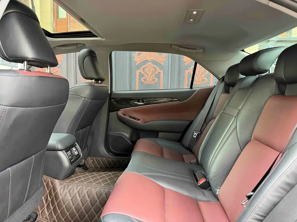 Toyota Crown — миниатюра 6