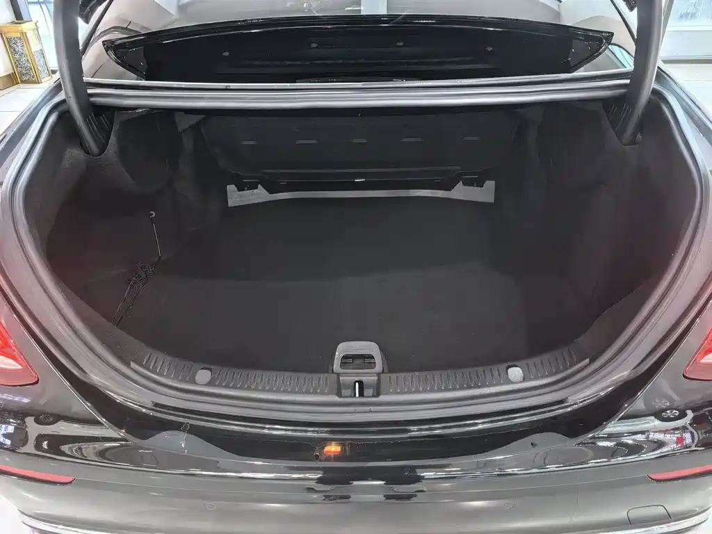 Mercedes-Benz E-Class — миниатюра 27