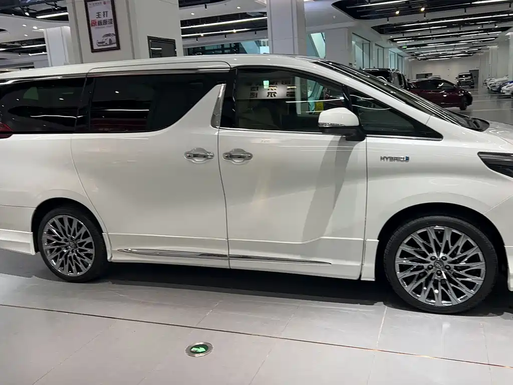 Toyota Alphard — миниатюра 4