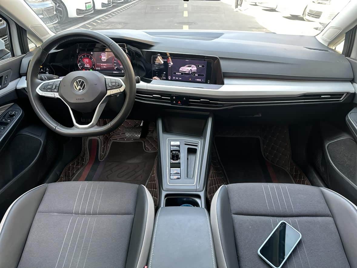 Volkswagen Golf 1.4 л 2022 г. Белый, пробег 25000 км