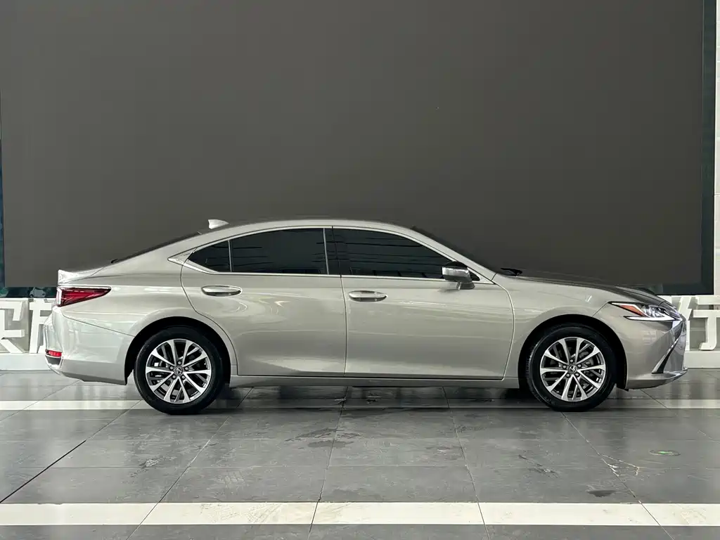 Lexus ES — миниатюра 7
