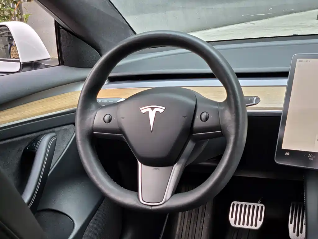 Tesla Model 3 — миниатюра 10