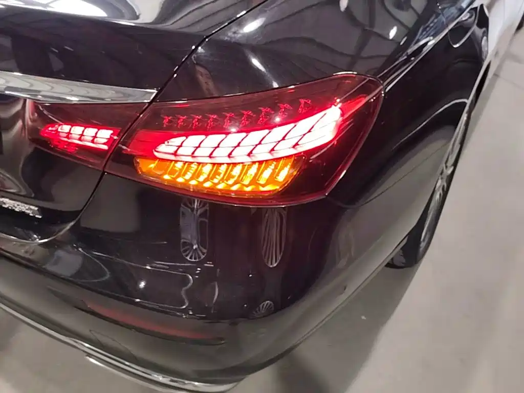 Mercedes-Benz E-Class — миниатюра 8