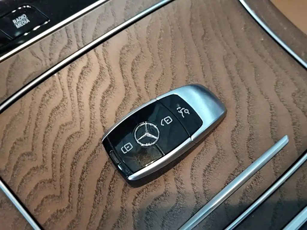 Mercedes-Benz E-Class — миниатюра 9