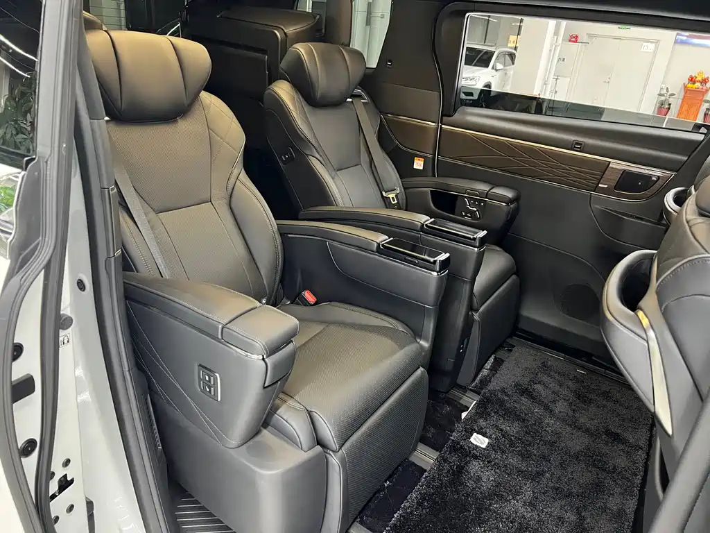 Toyota Alphard — миниатюра 14