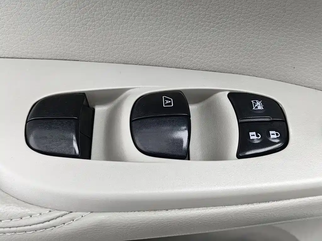Nissan Tiida — миниатюра 9