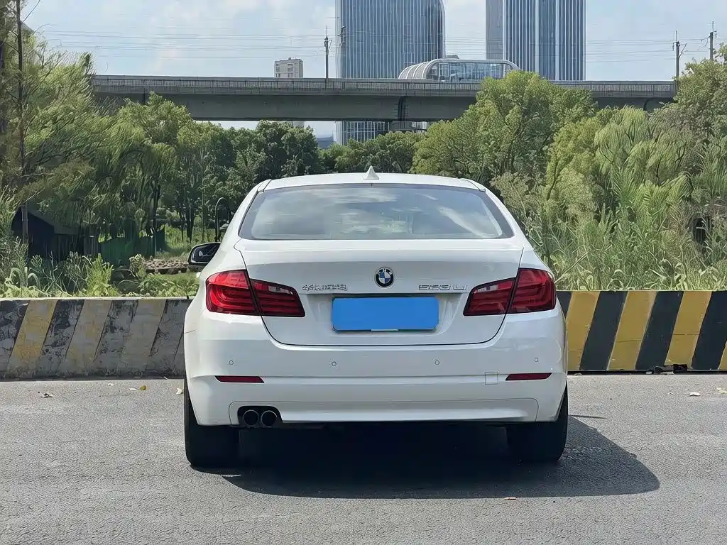 BMW 5 Series — миниатюра 4