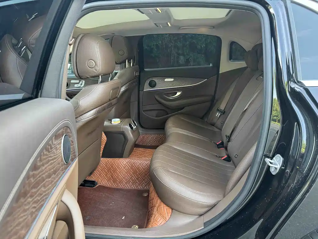 Mercedes-Benz E-Class — миниатюра 6