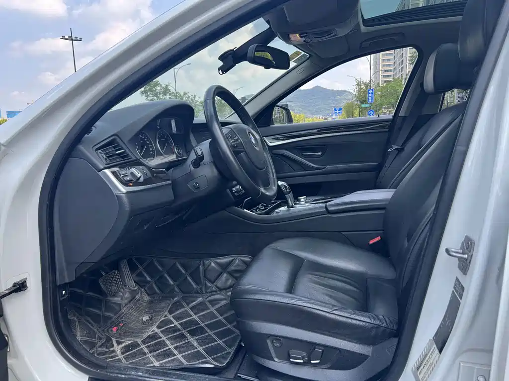 BMW 5 Series — миниатюра 9