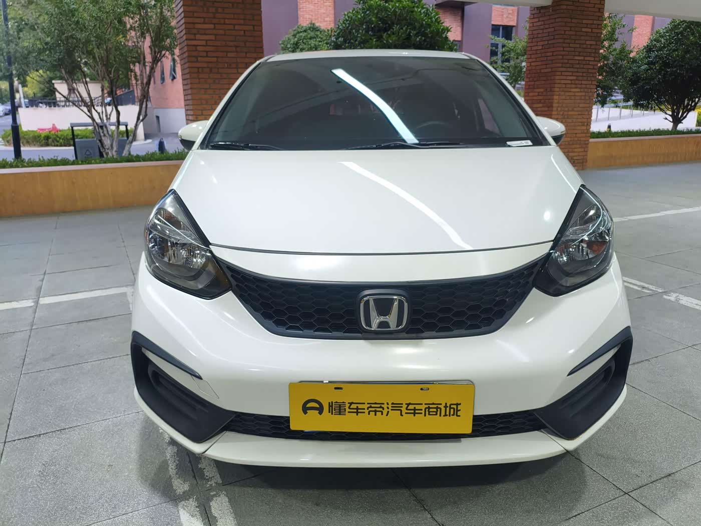 Honda Fit 1.5 л 2023 г. Белый, пробег 17400 км