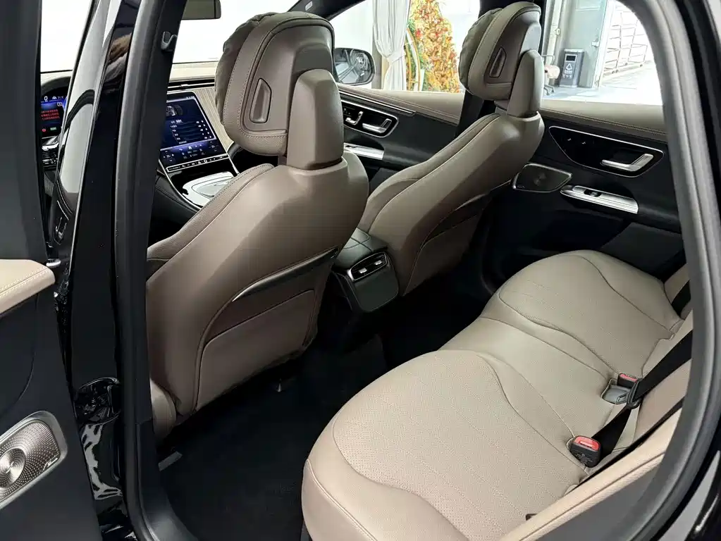 Mercedes-Benz EQE SUV — миниатюра 14