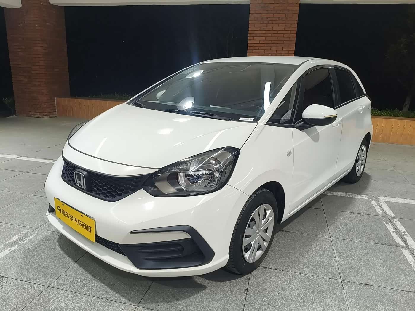 Honda Fit 1.5 л 2023 г. Белый, пробег 17400 км