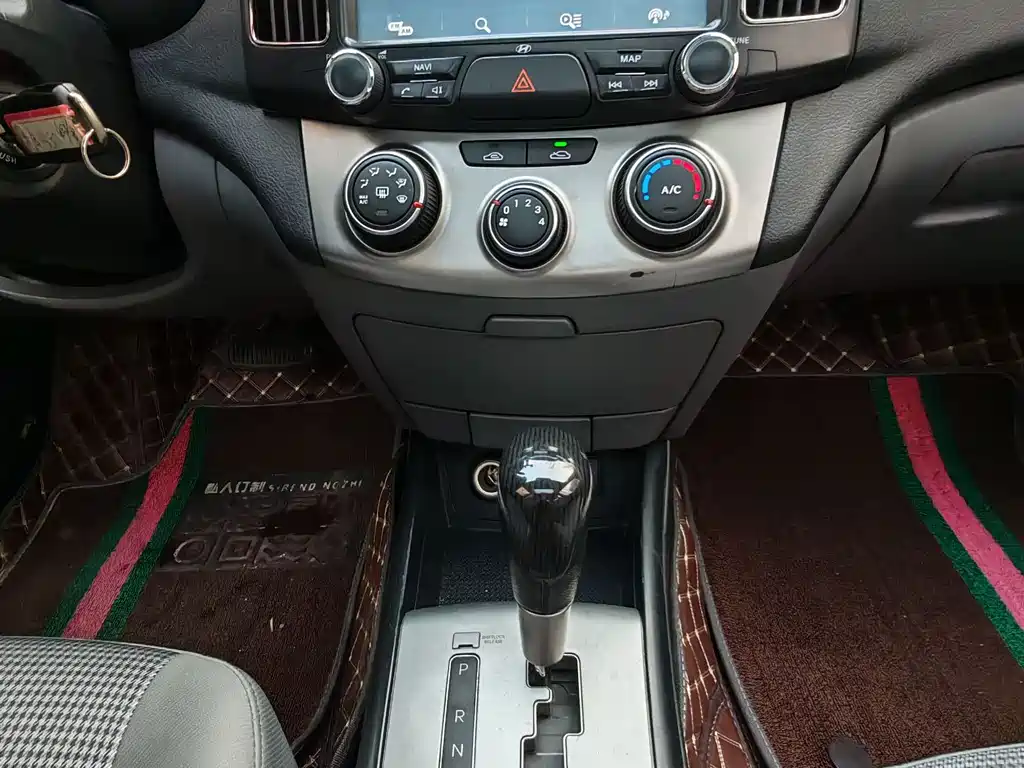 Hyundai Elantra 2015 1.6L AT Luxury
