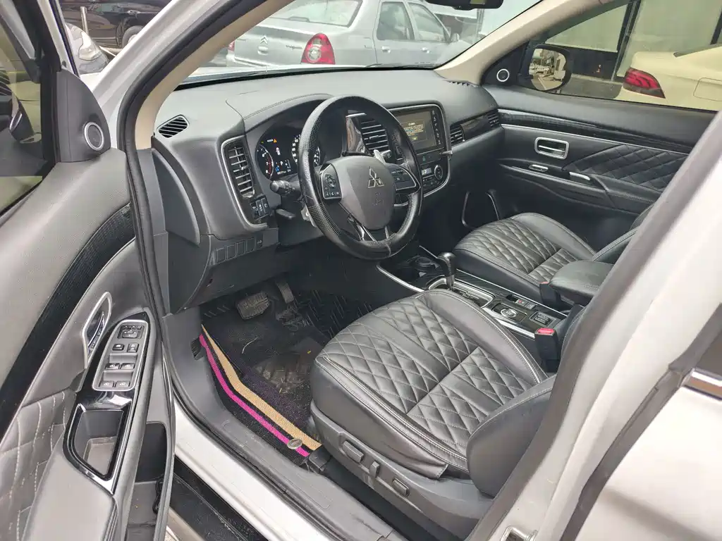 Mitsubishi Outlander — миниатюра 5