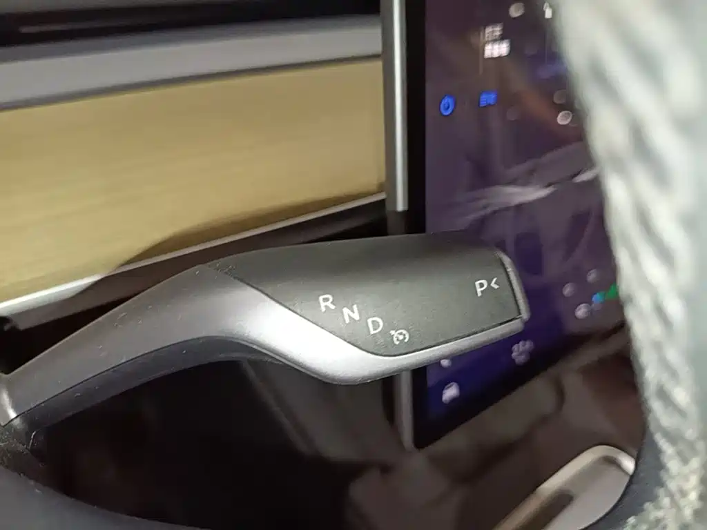 Tesla Model Y — миниатюра 14