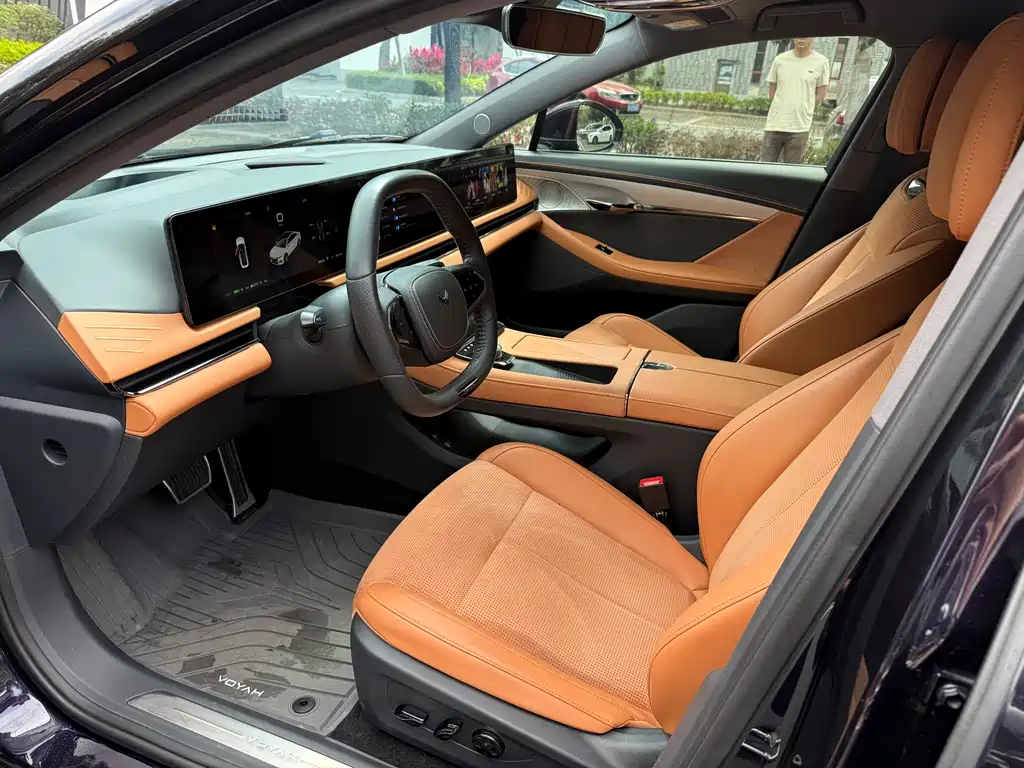 VOYAH LANTU CHASING LIGHT